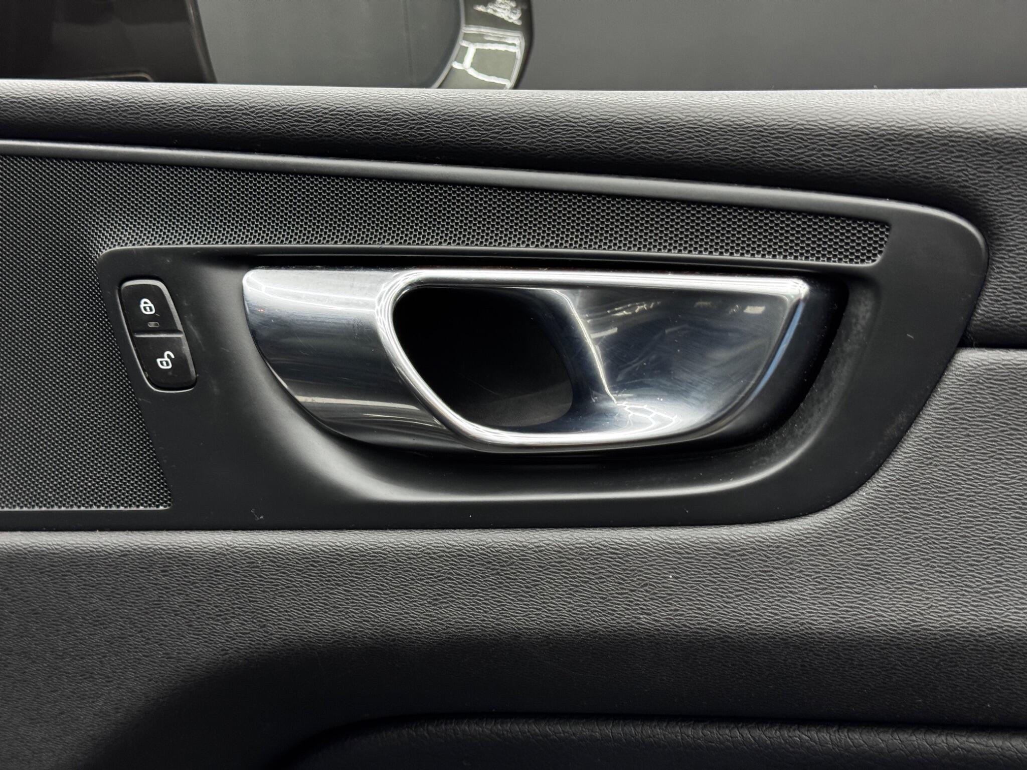 Volvo XC60 view 40