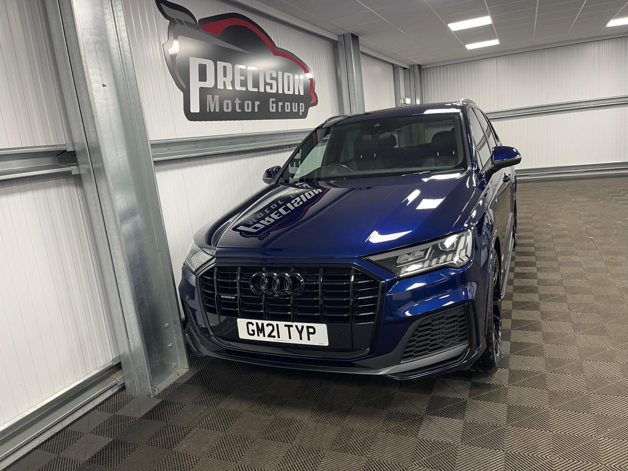 Audi Q7 view 5