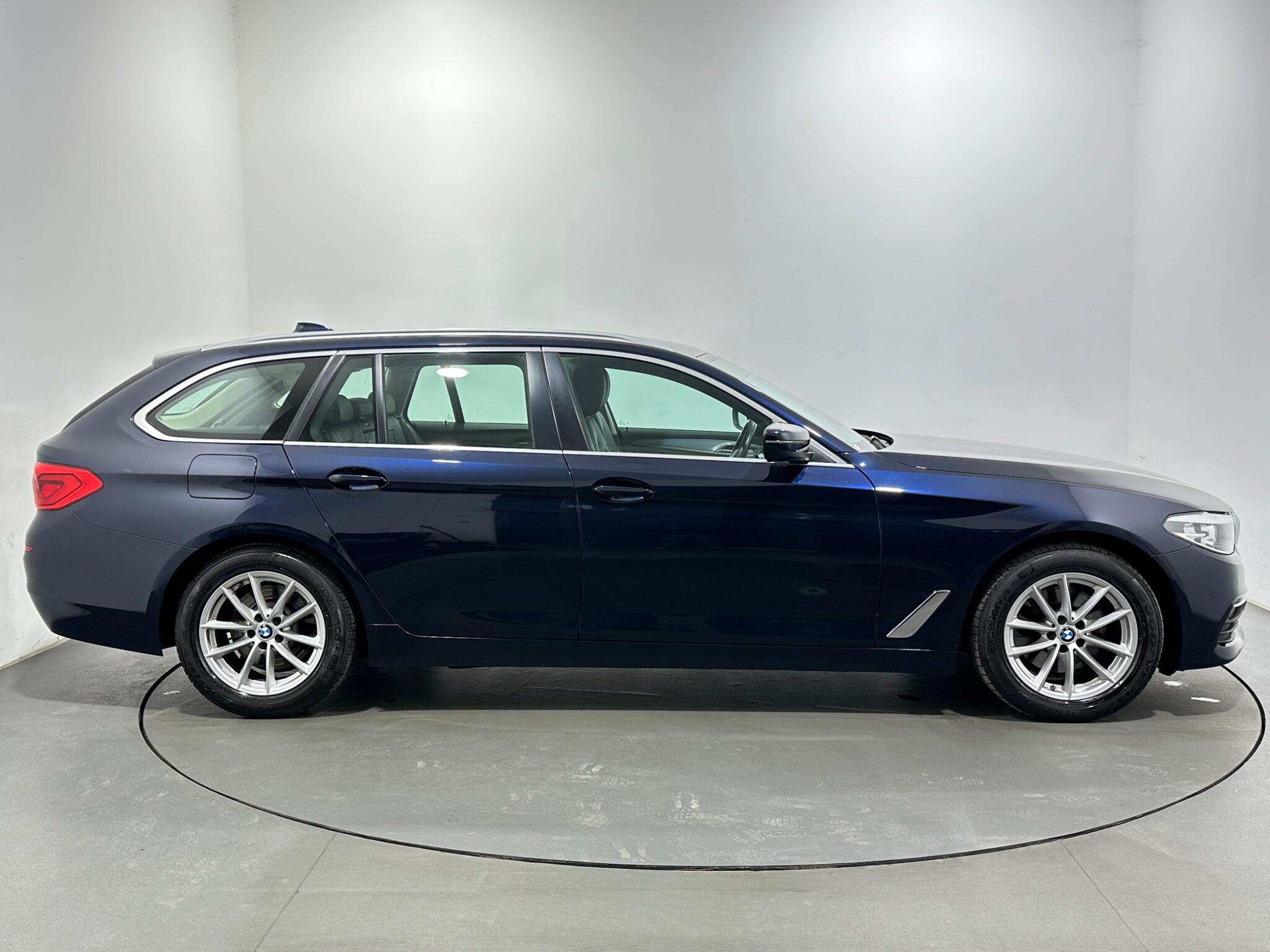 BMW 5 Series view 9