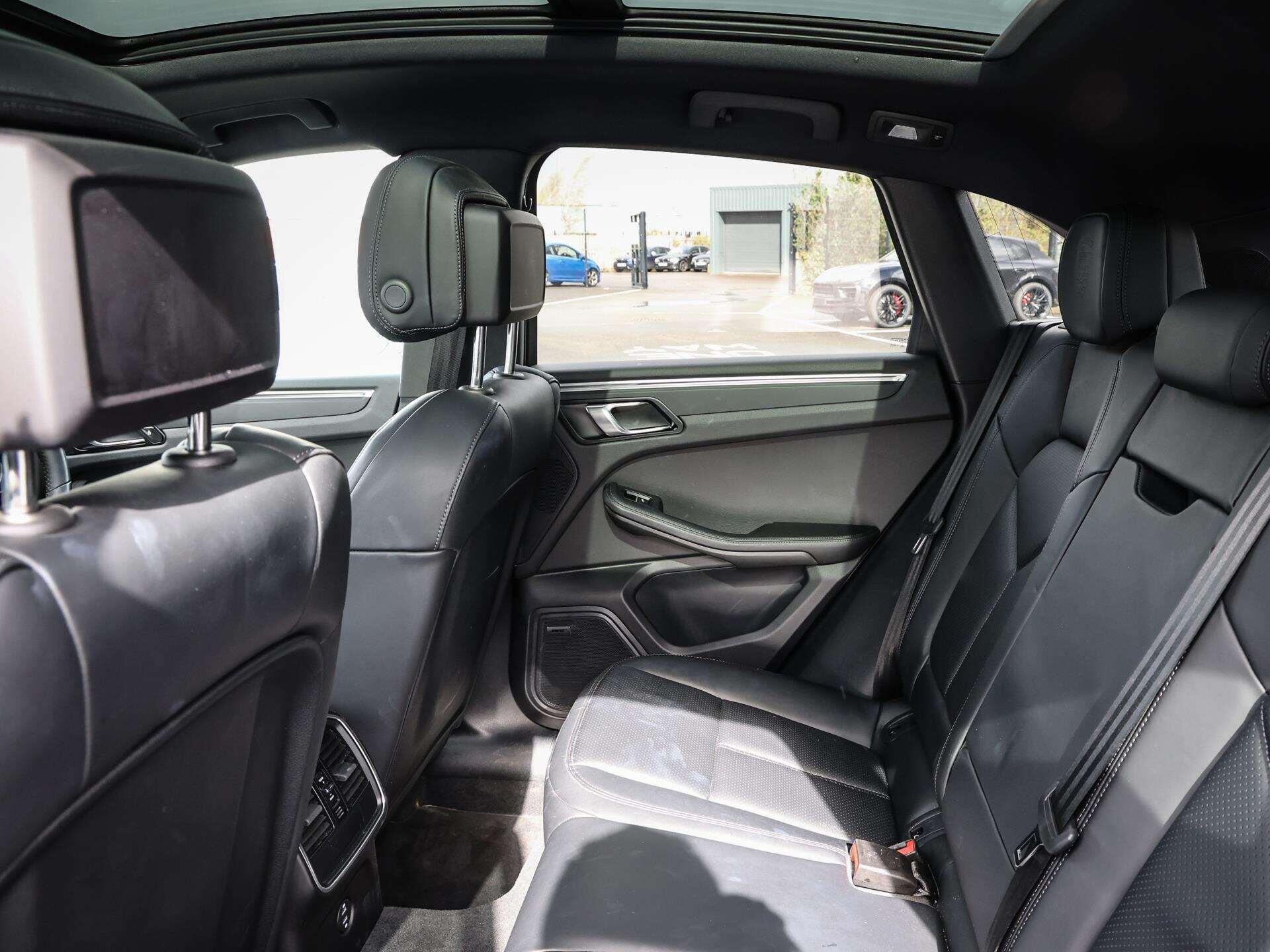 Porsche Macan view 14