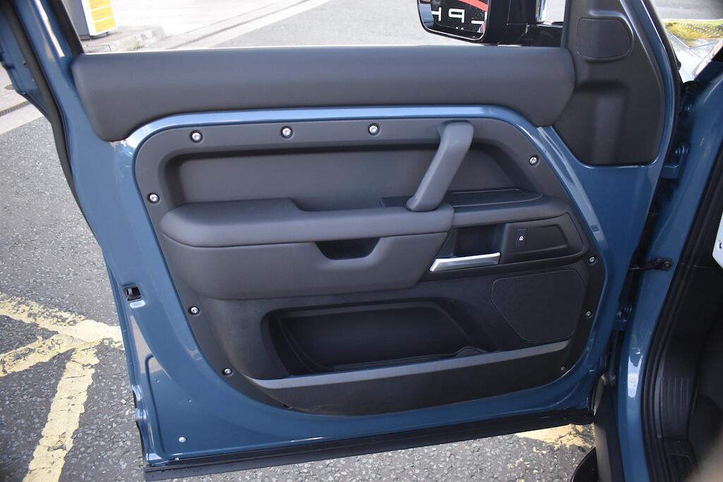 Land Rover Defender view 37