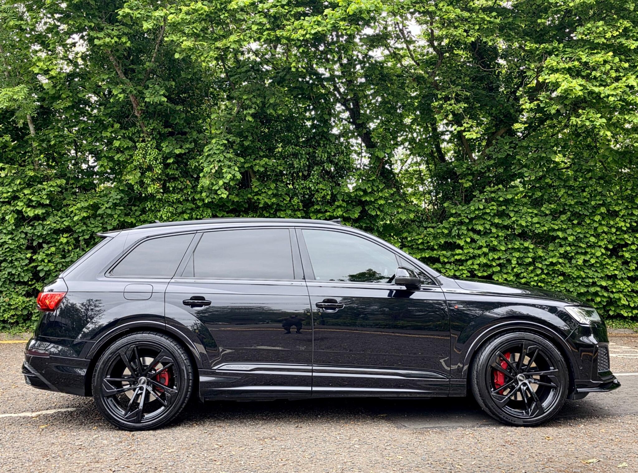 Audi Q7 view 14