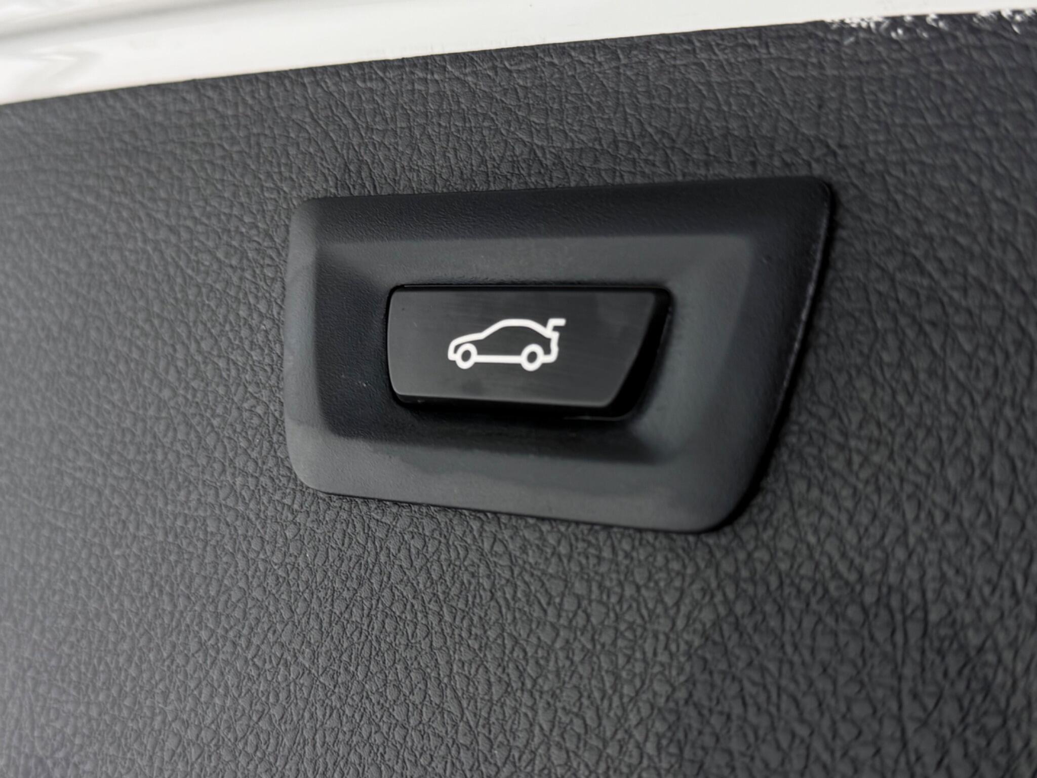 BMW 3 Series view 11