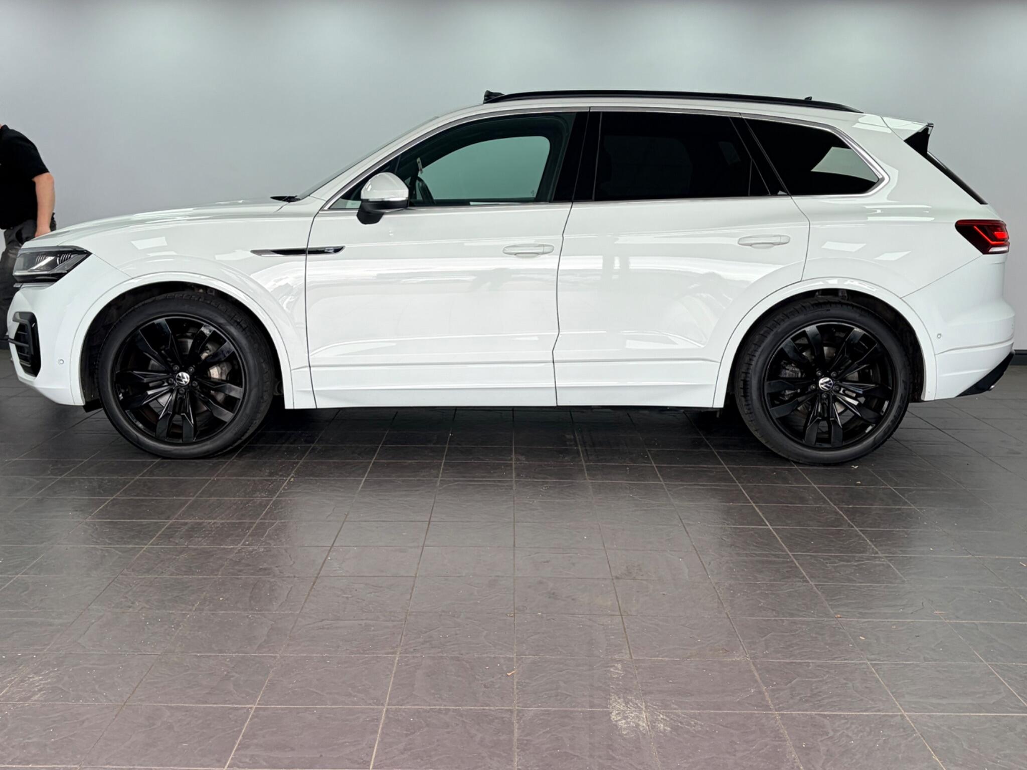 Volkswagen Touareg view 4