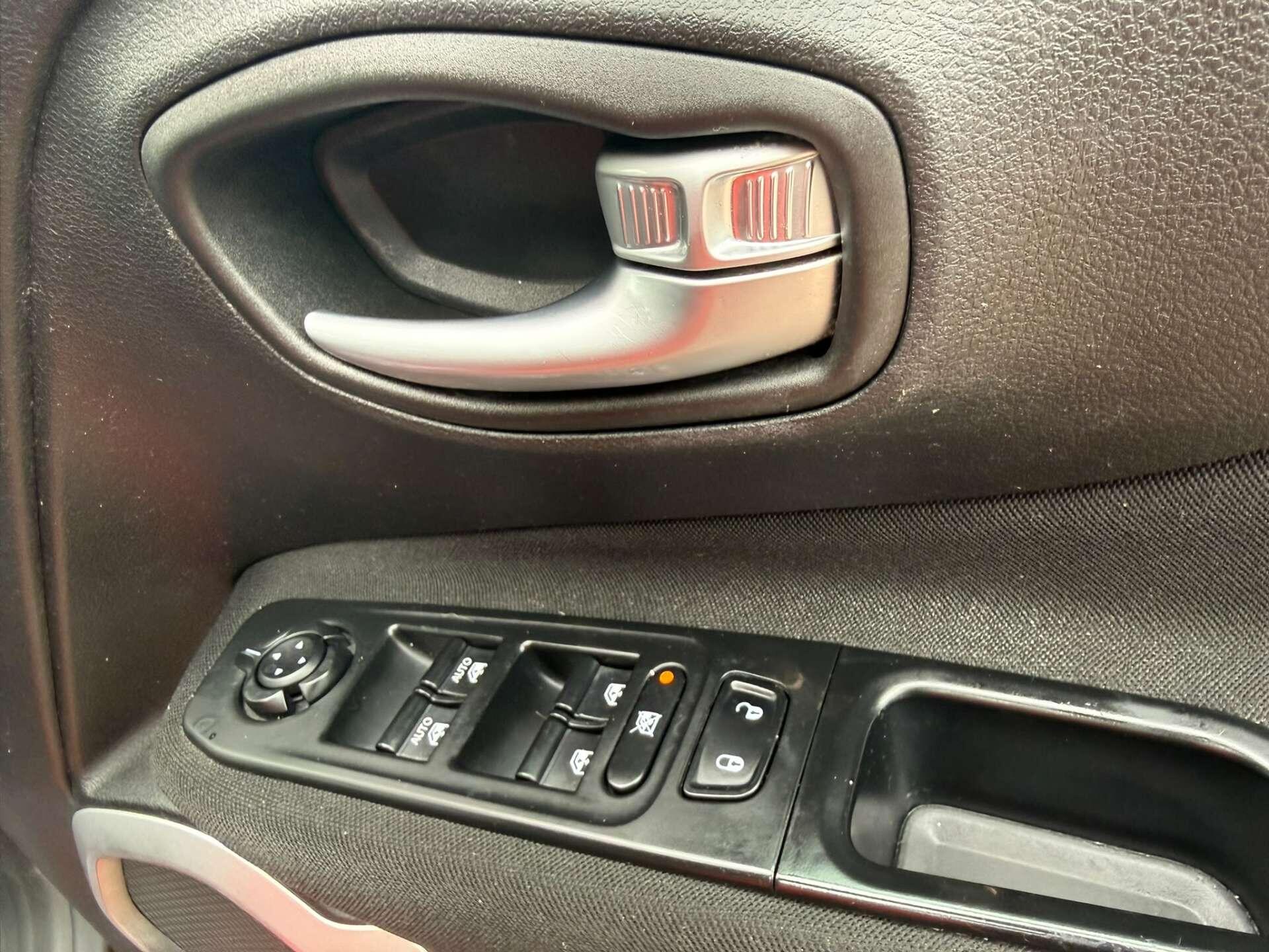 Jeep Renegade view 27