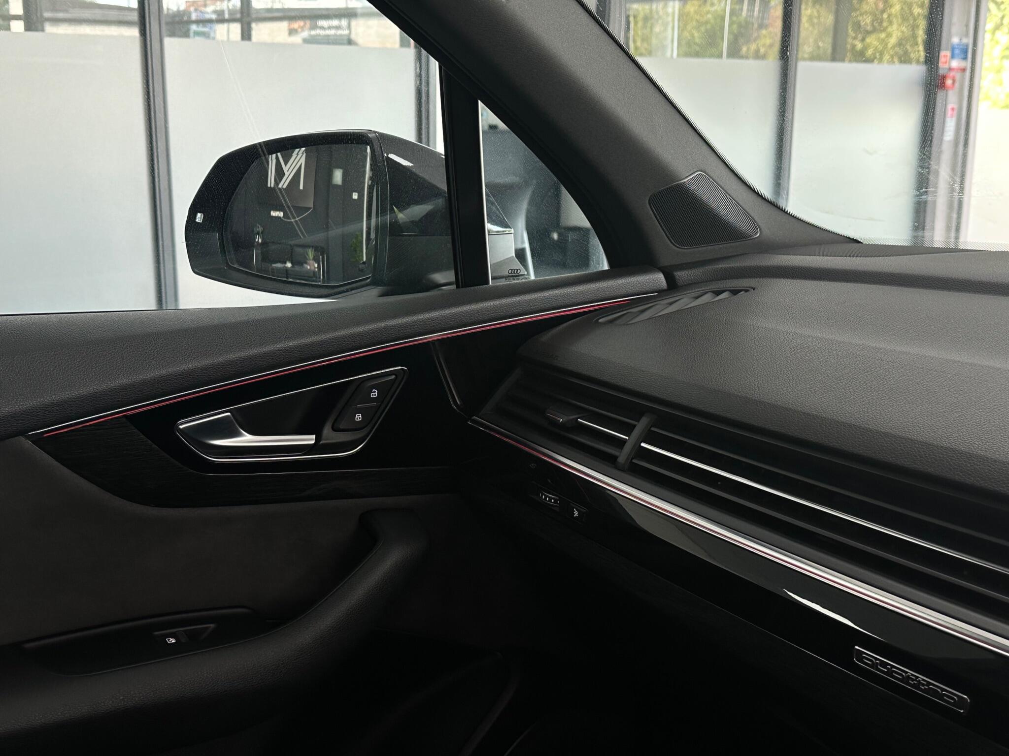 Audi Q7 view 33