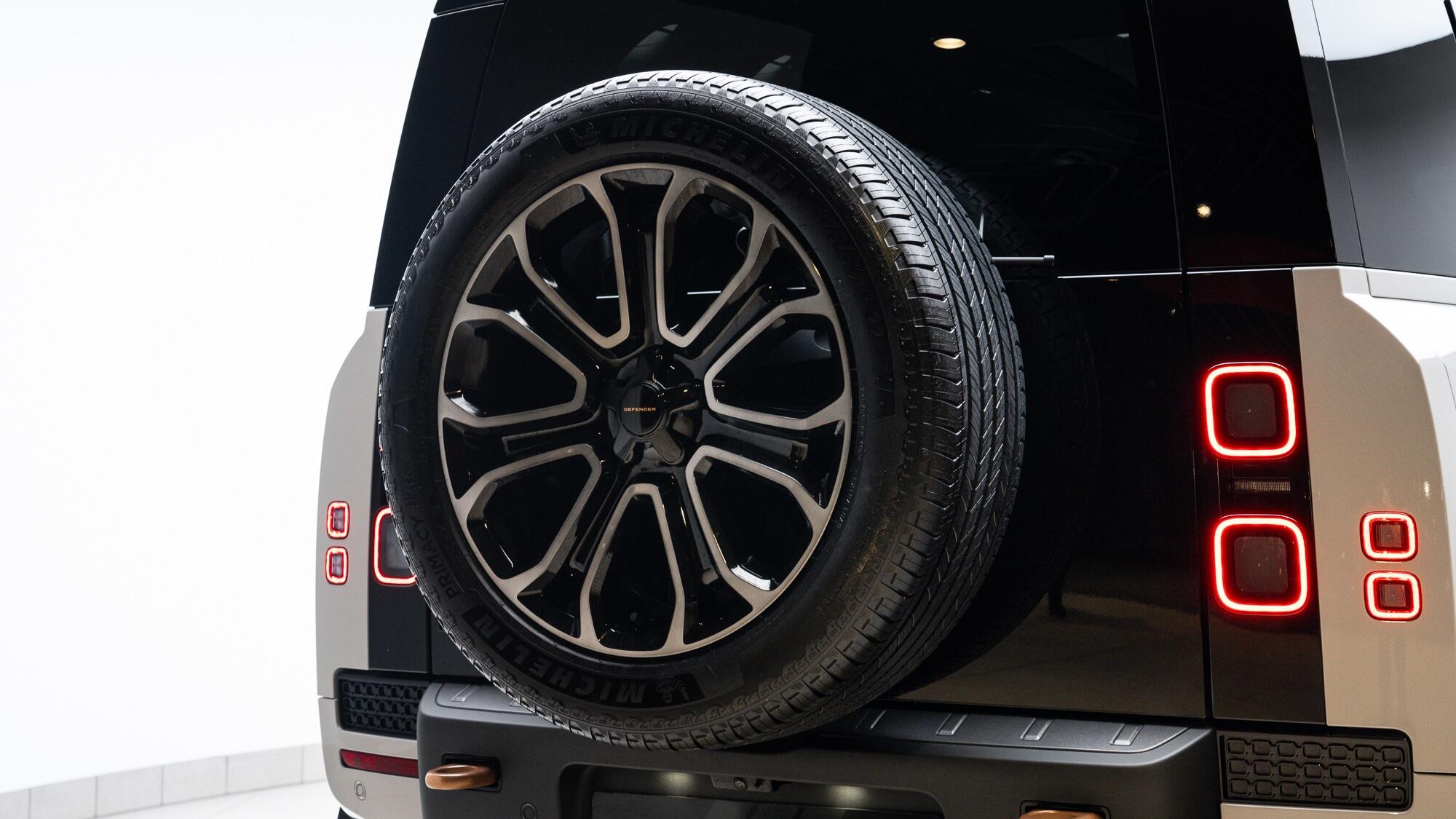 Land Rover Defender 110 view 20