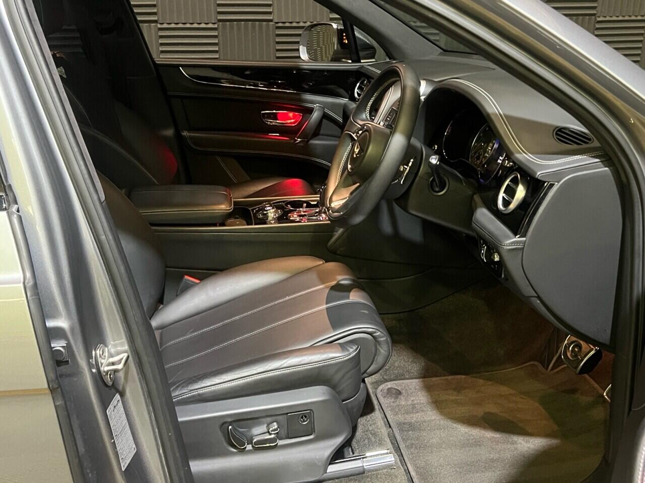 Bentley Bentayga view 13