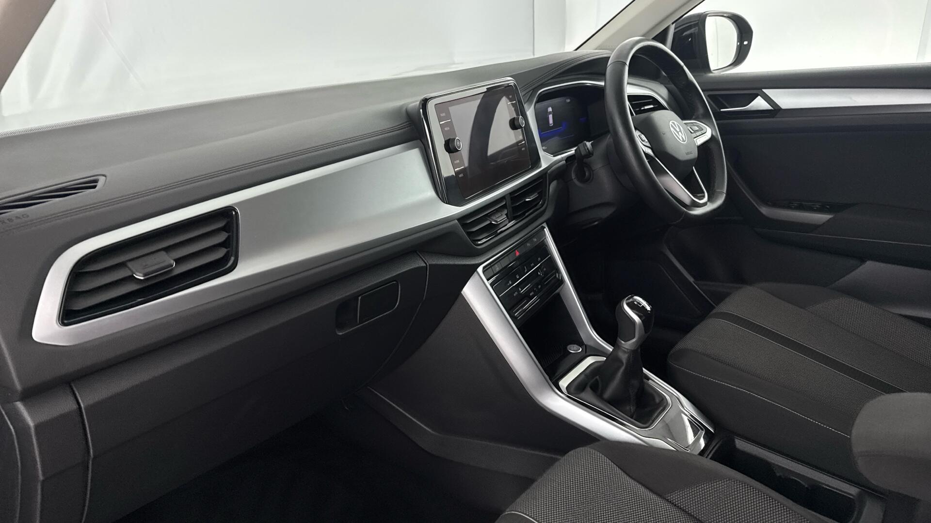 Volkswagen T-Roc view 10