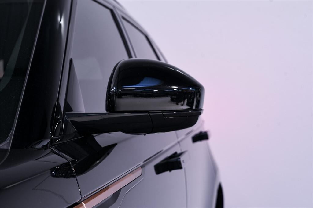 Land Rover Range Rover Velar view 8