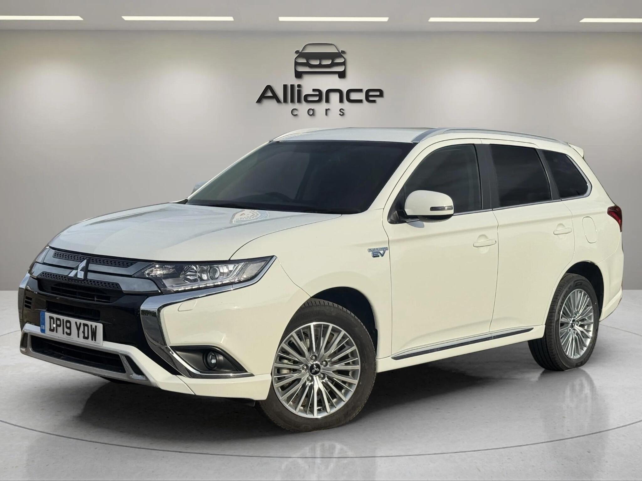 2019 Mitsubishi Outlander in White for sale