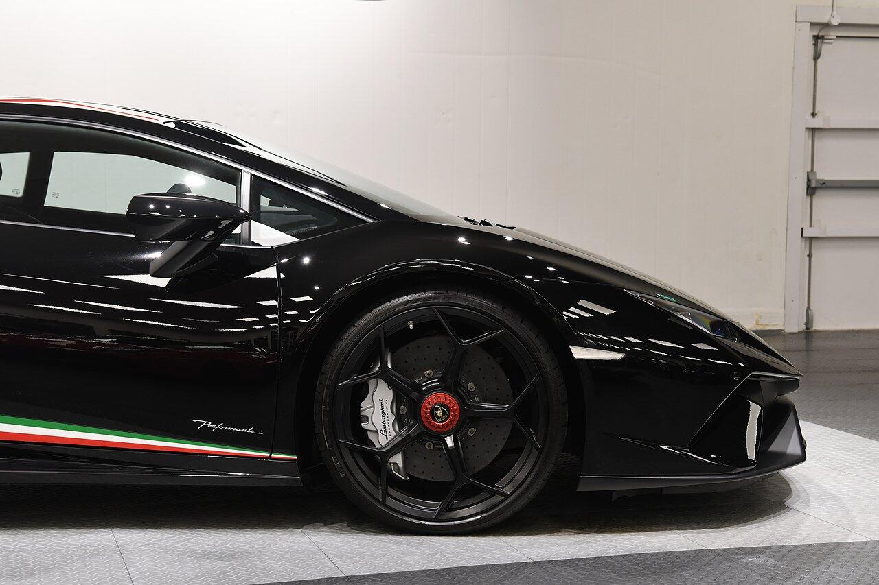 Lamborghini Huracan view 36
