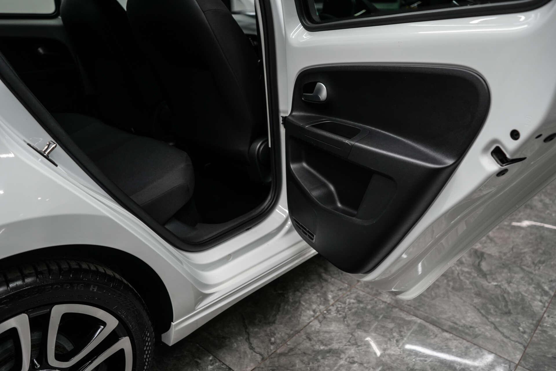 Volkswagen Up! view 20