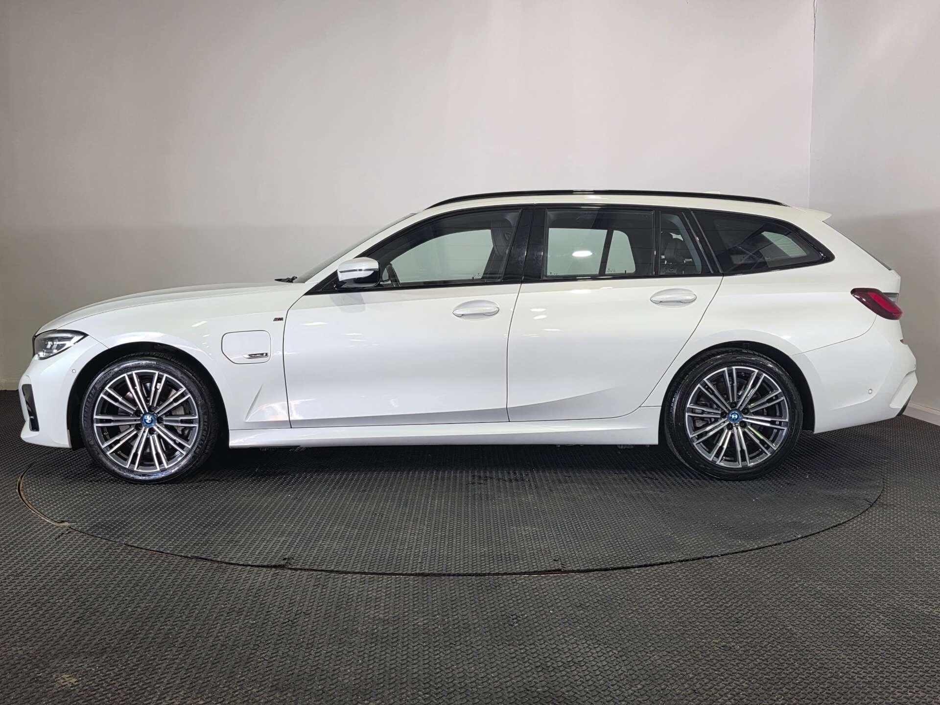 BMW 3 Series view 4