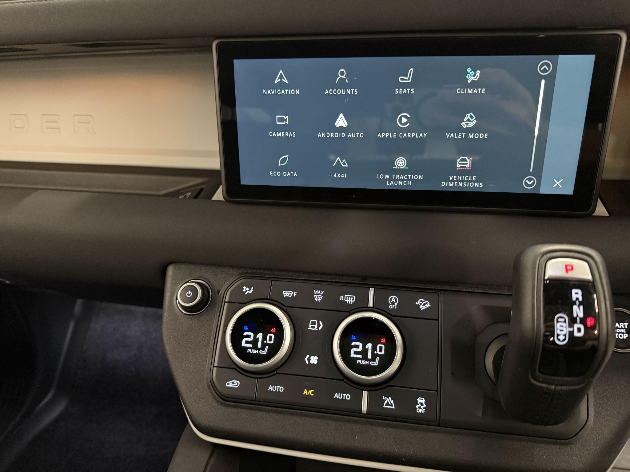 Land Rover Defender 90 view 16