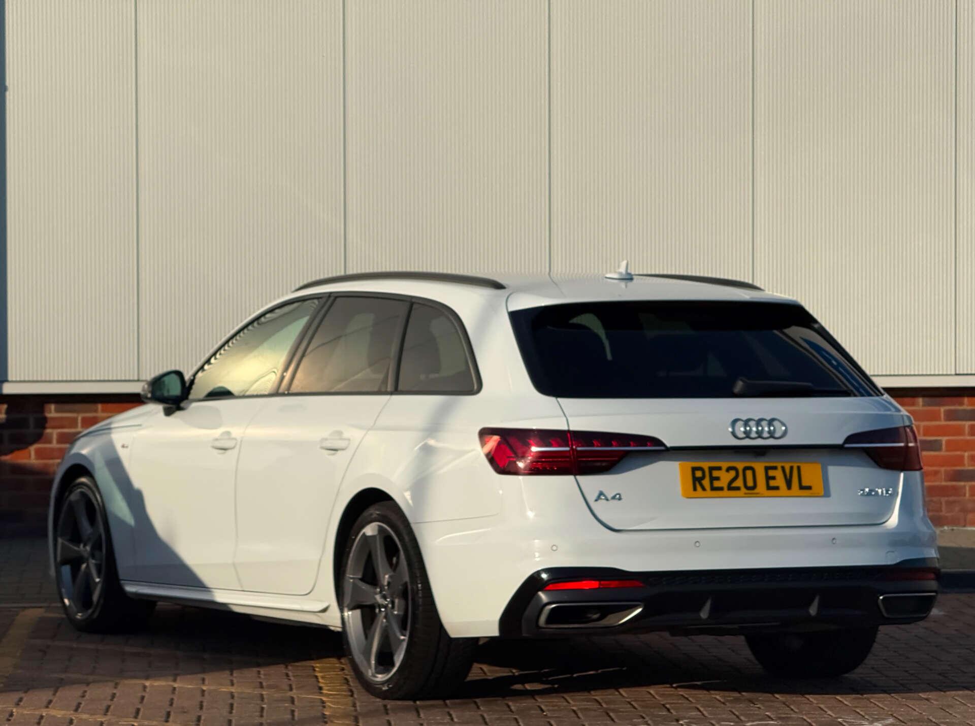 Audi A4 Avant view 4