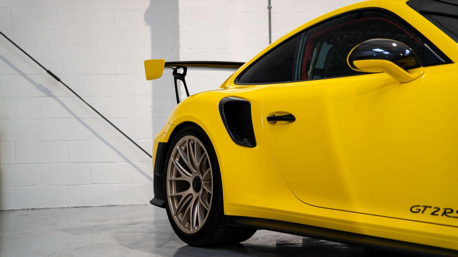 Porsche 911 view 40