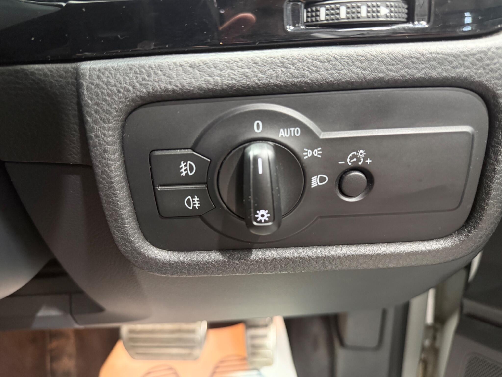 Volkswagen Touareg view 14