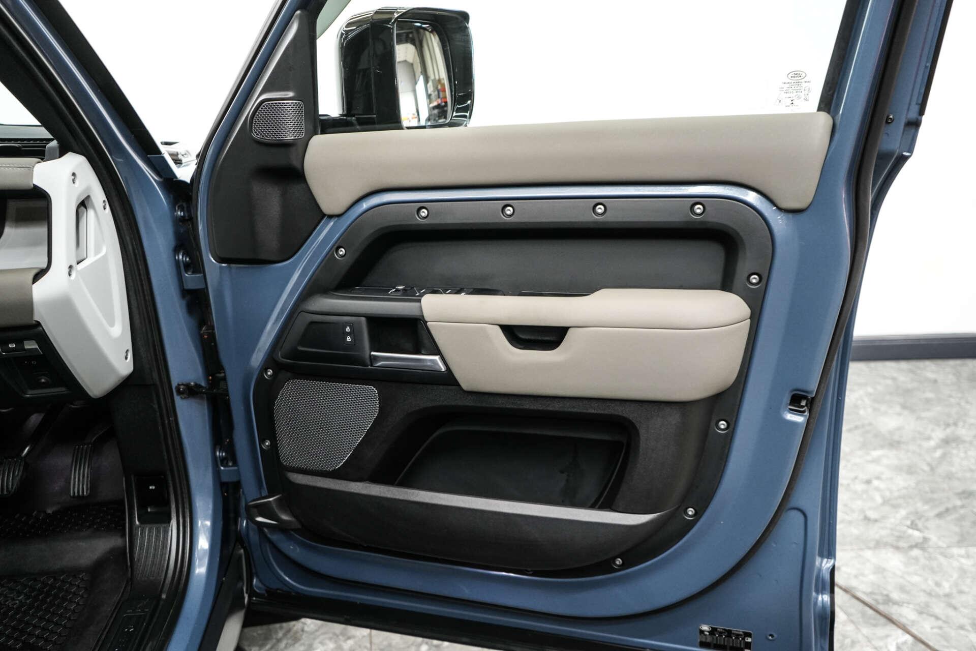 Land Rover Defender view 25