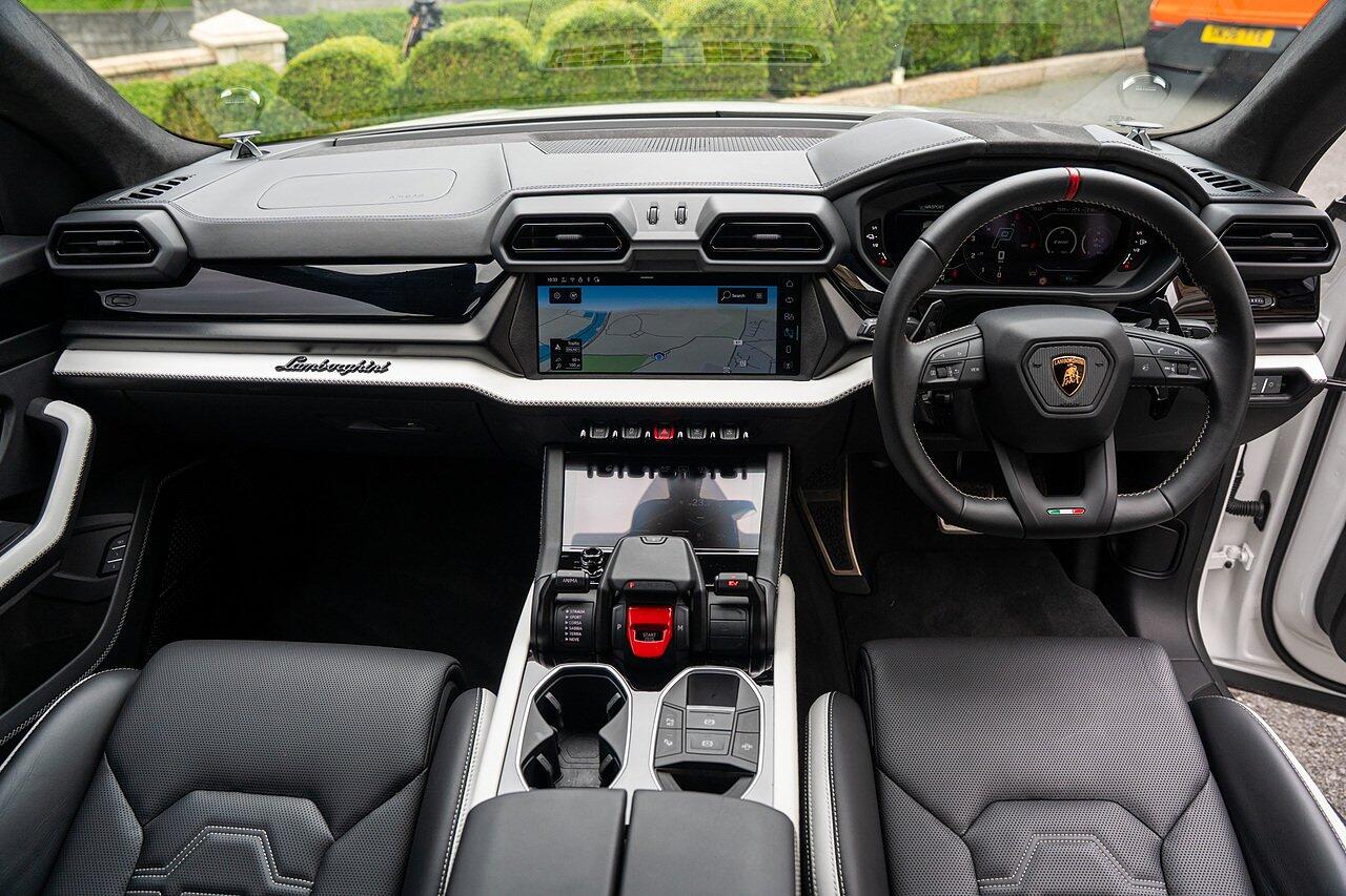Lamborghini Urus view 71