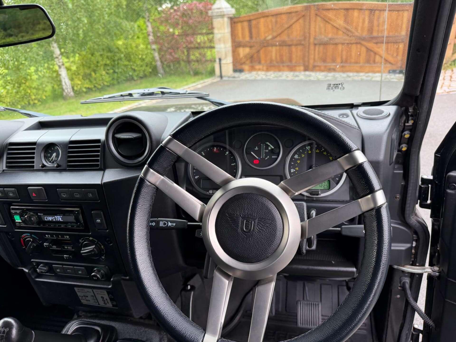 Land Rover Defender 90 view 11
