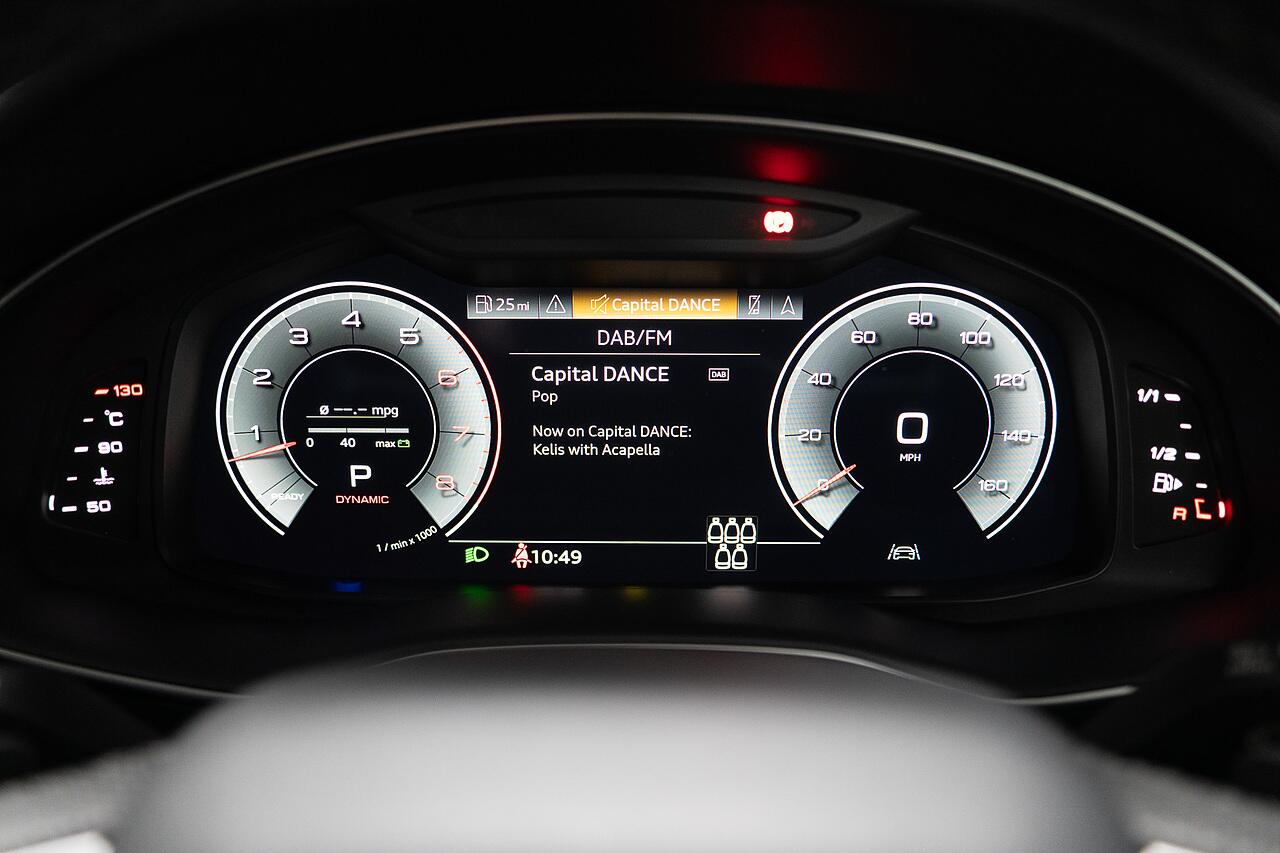 Audi Q7 view 11
