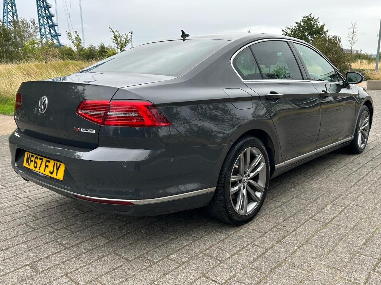 Volkswagen Passat view 11