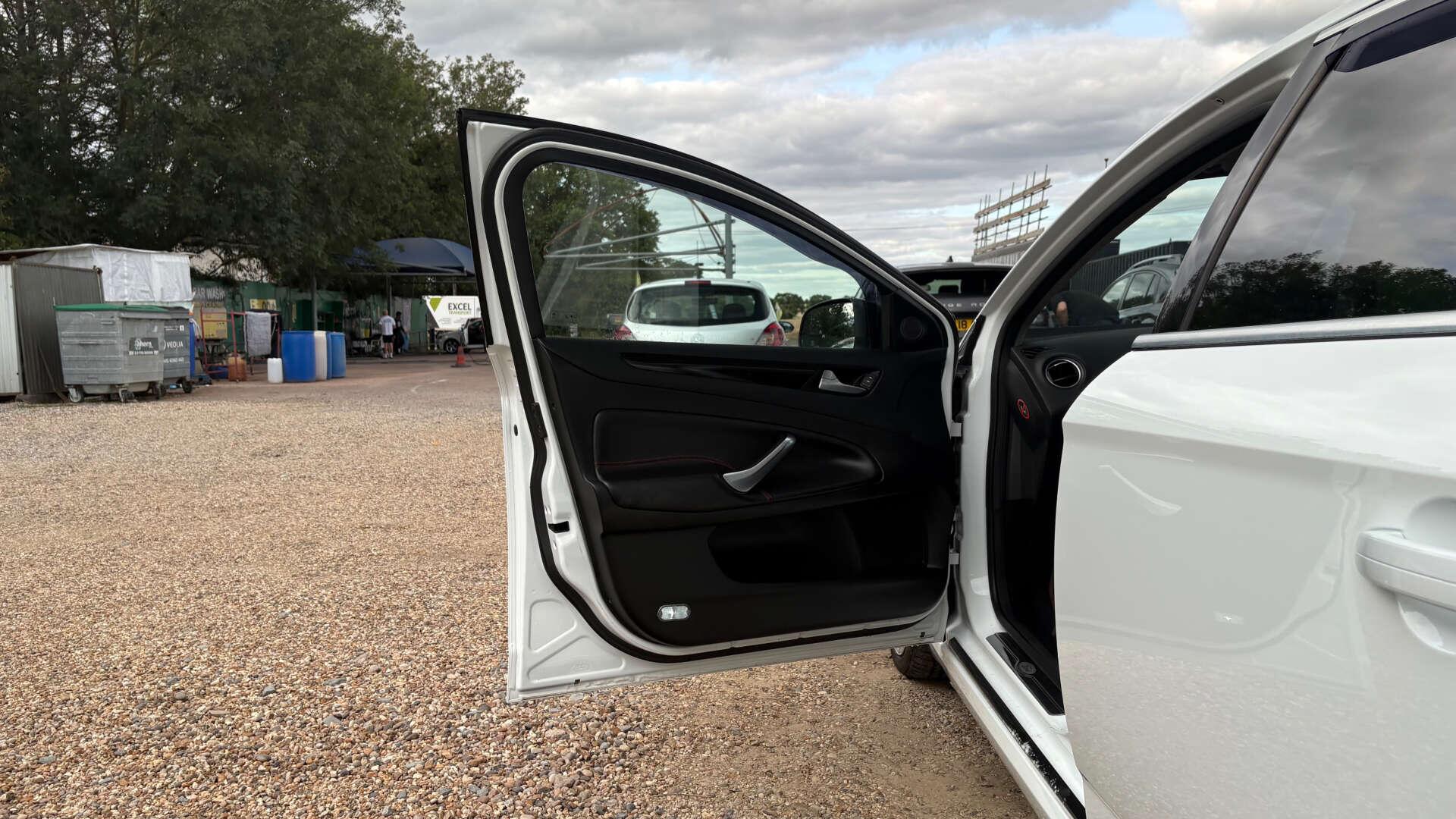Ford Mondeo view 35