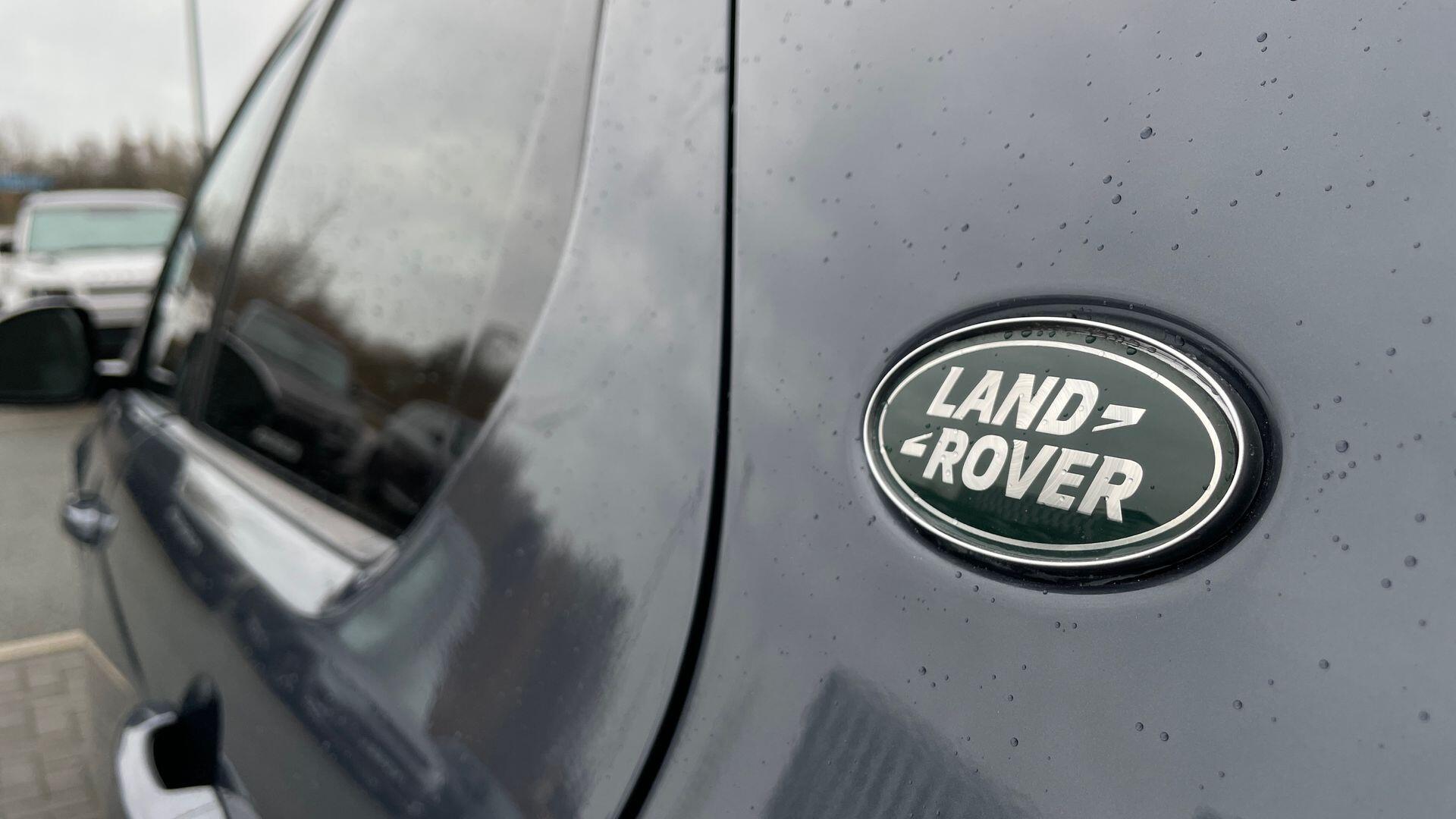 Land Rover Discovery Sport view 32