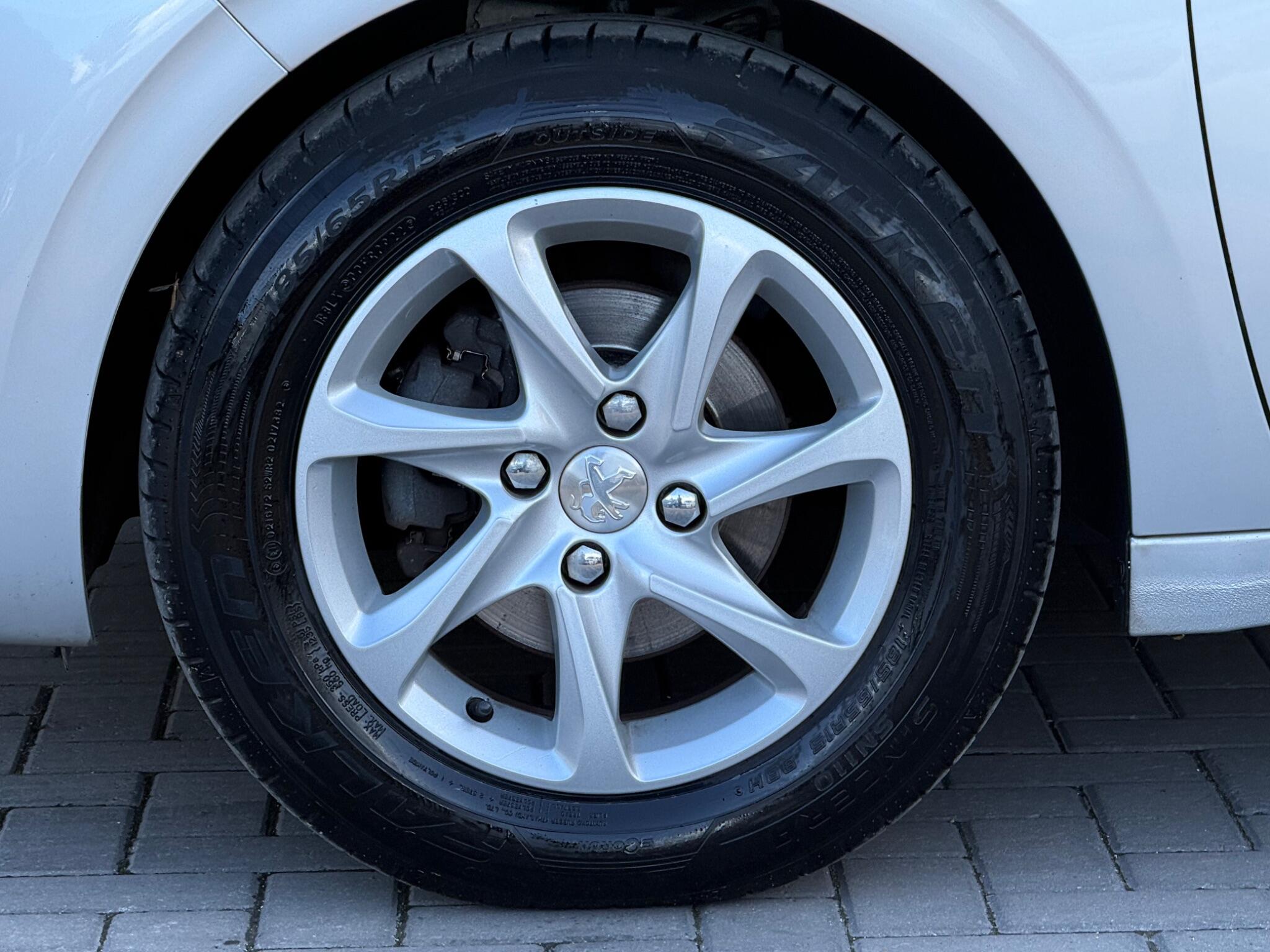 Peugeot 208 view 14