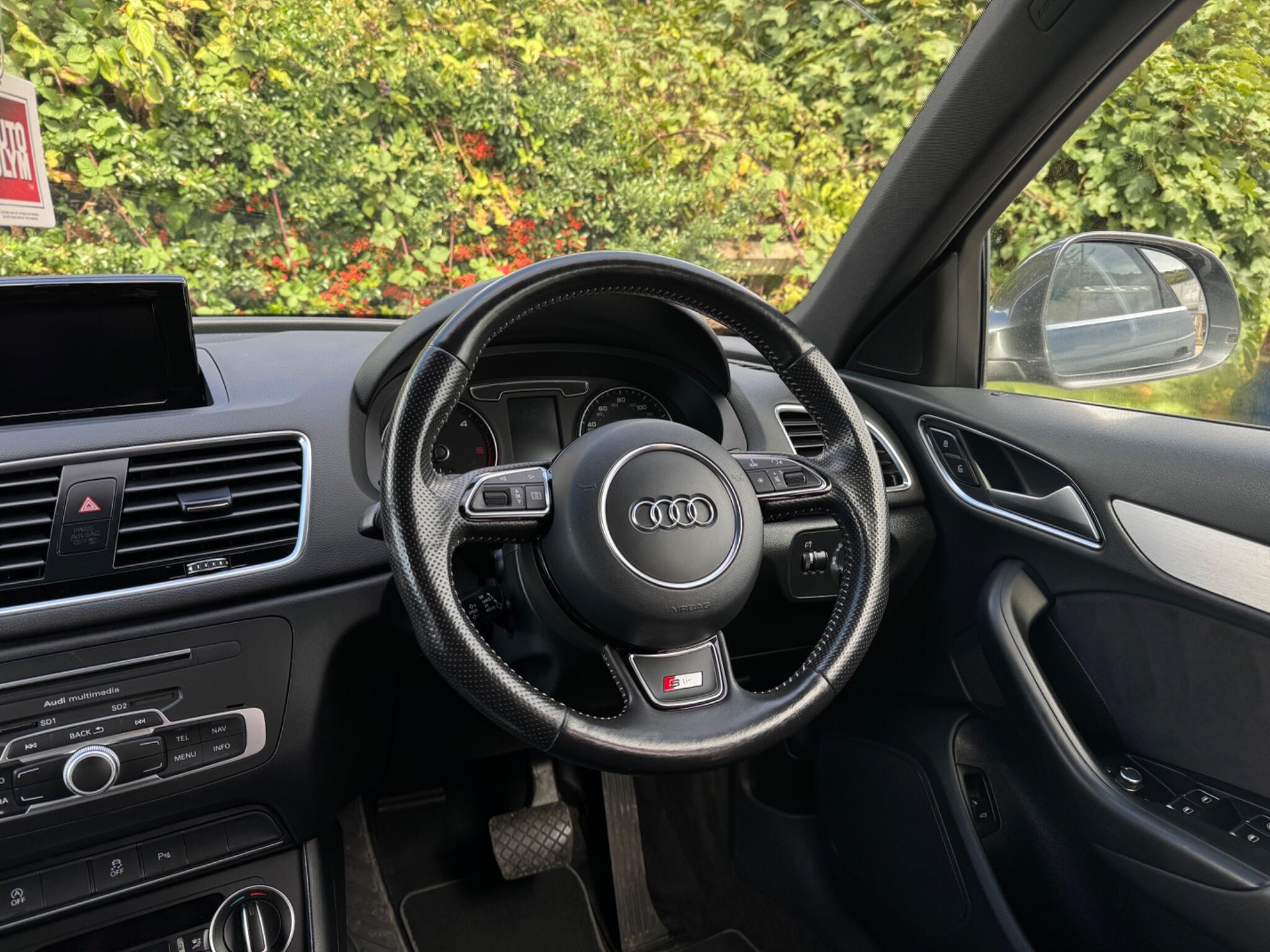 Audi Q3 view 16