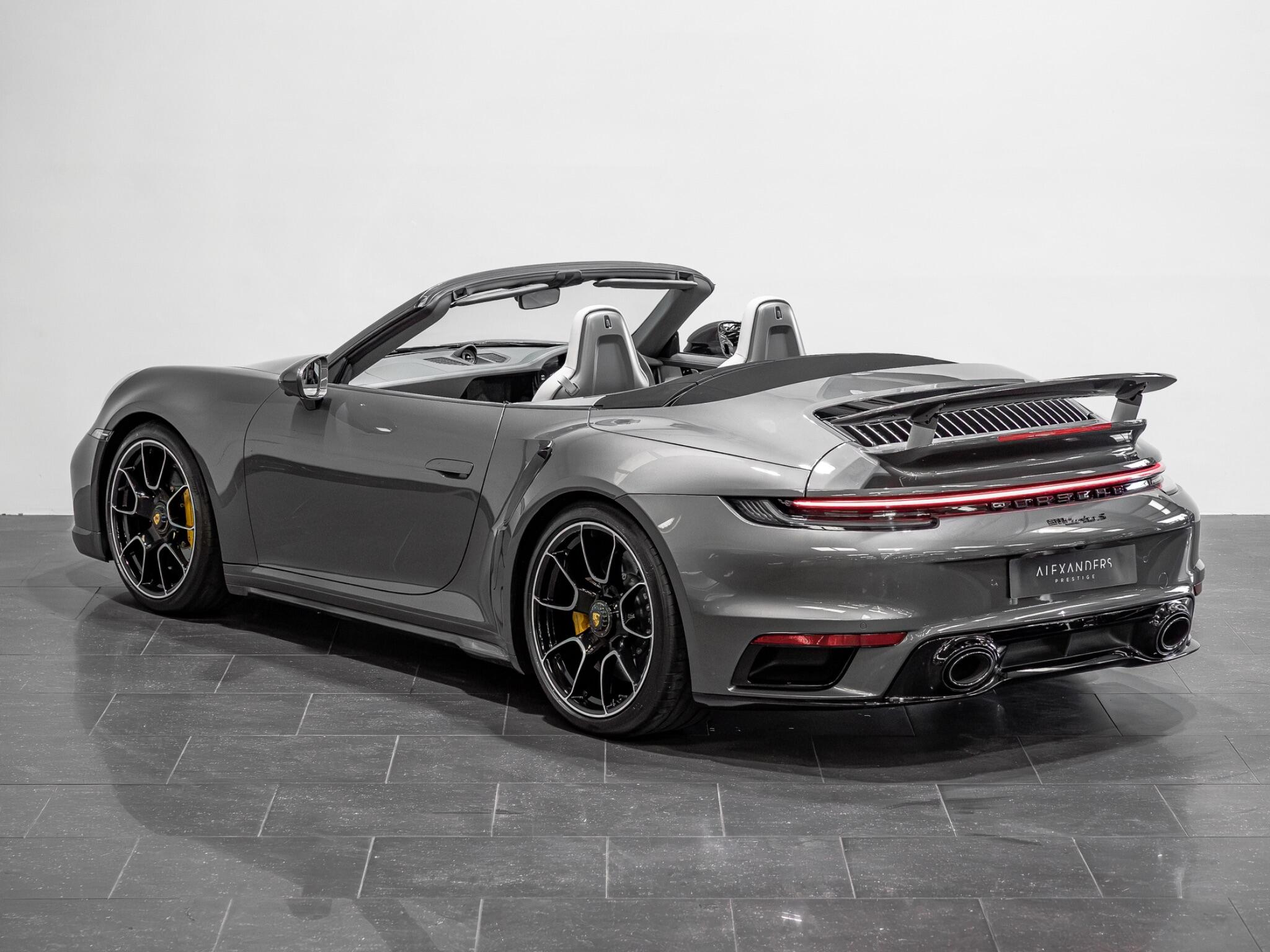 Porsche 911 view 5