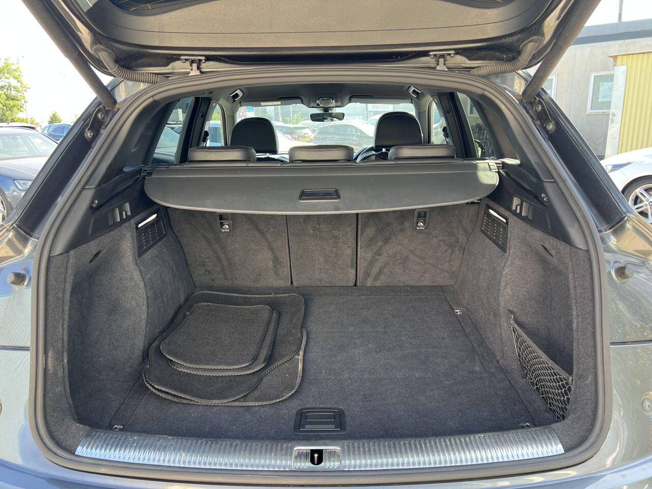 Audi Q5 view 9