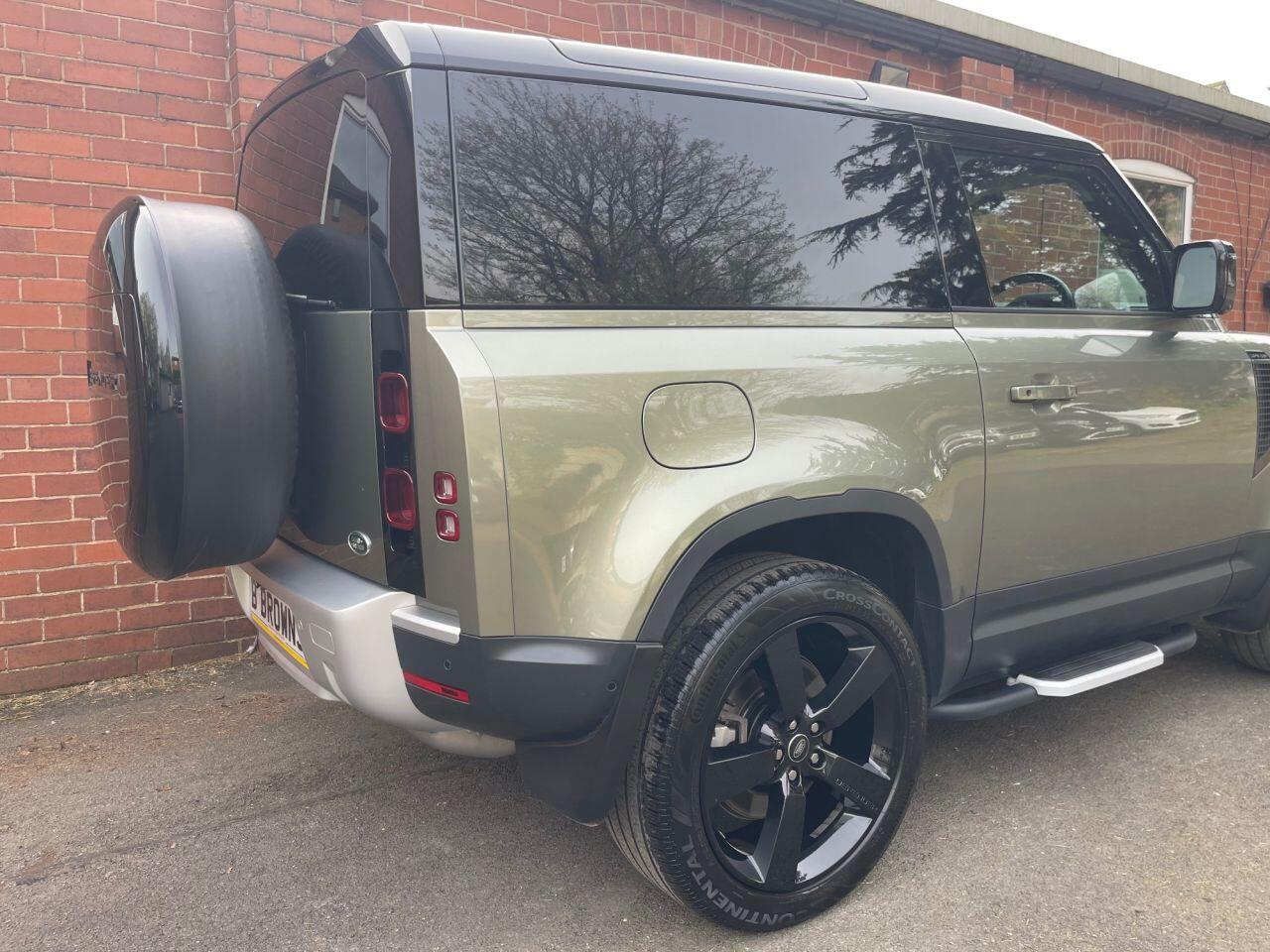 Land Rover Defender 90 view 8