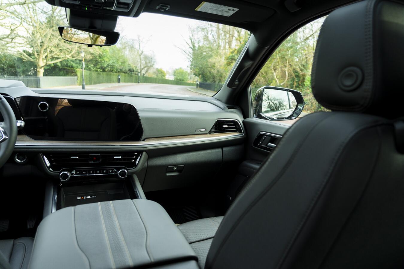 Chevrolet Suburban view 31