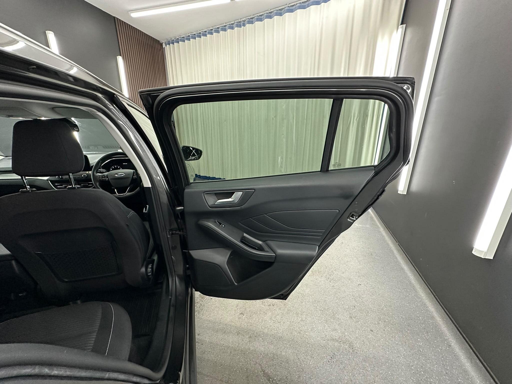 Ford Focus view 13