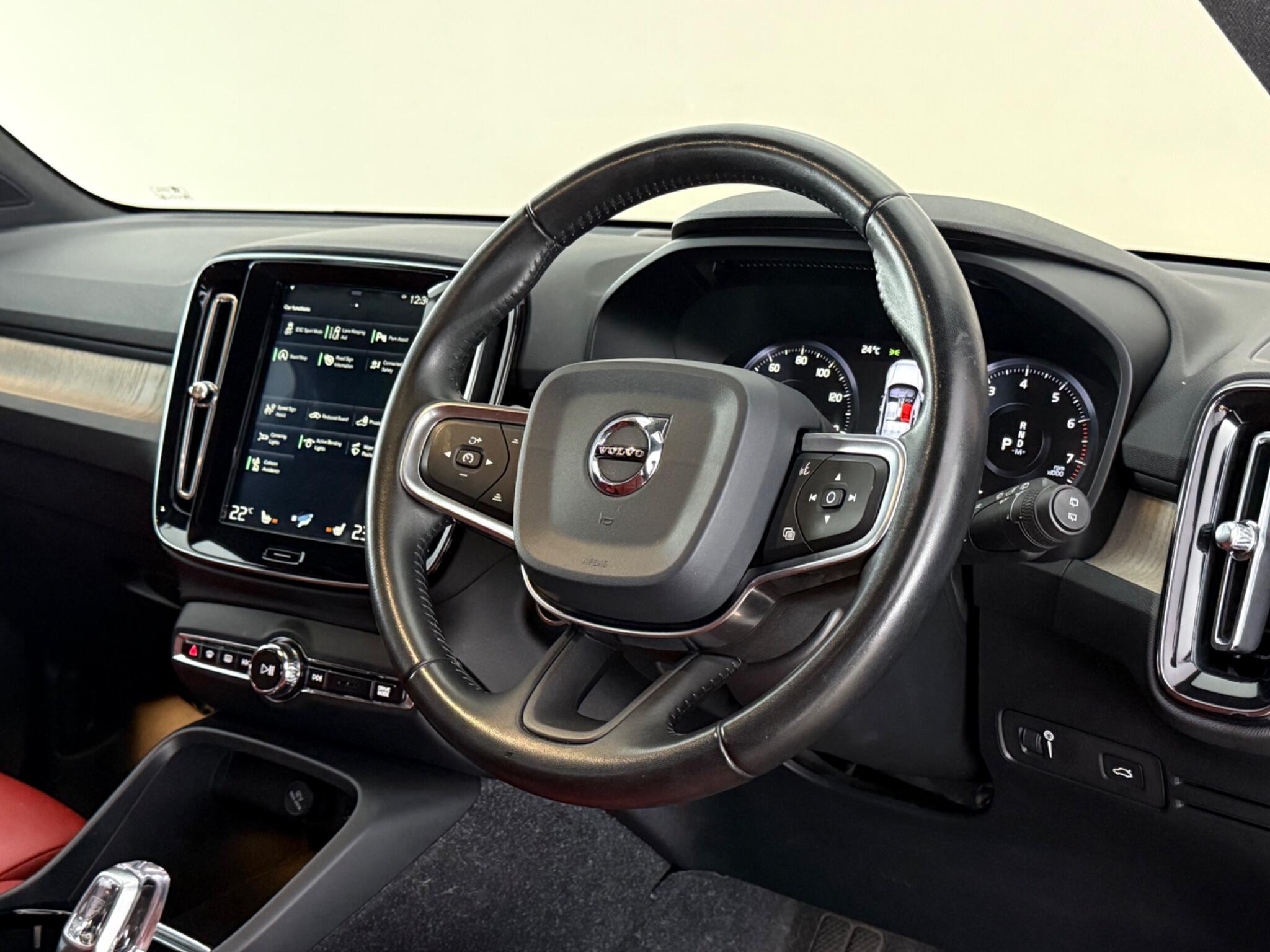 Volvo XC40 view 3