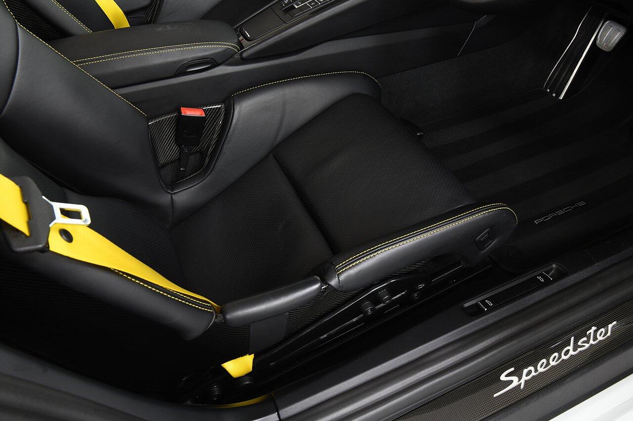 Porsche 911 view 11