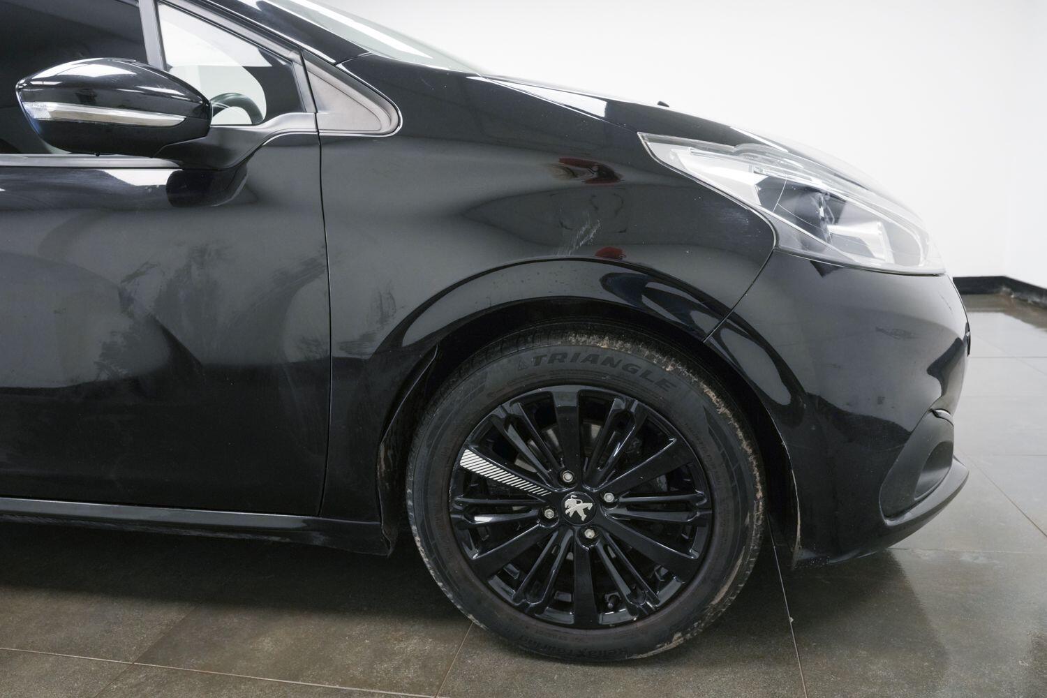 Peugeot 208 view 5