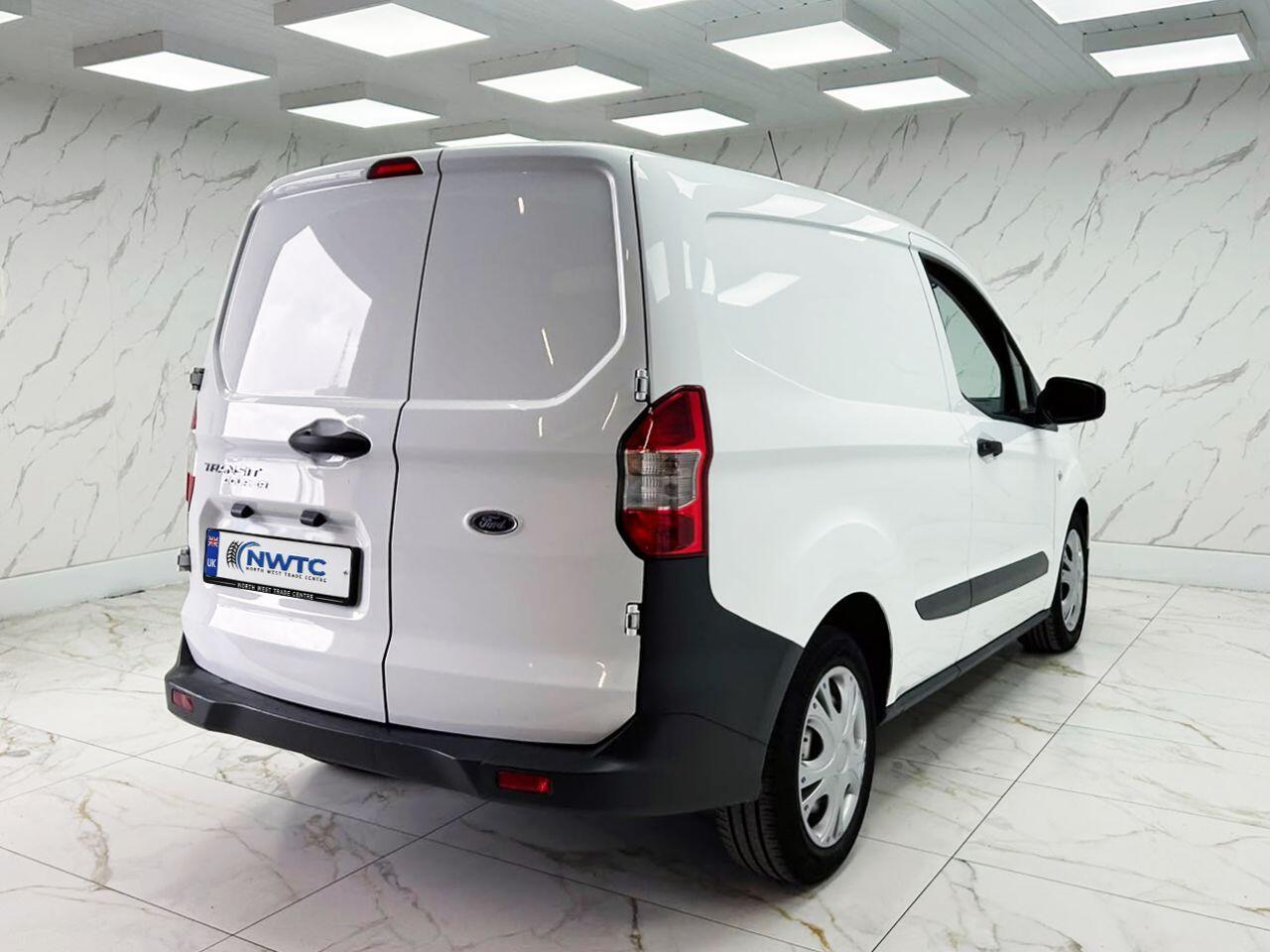 Ford Transit Courier view 11