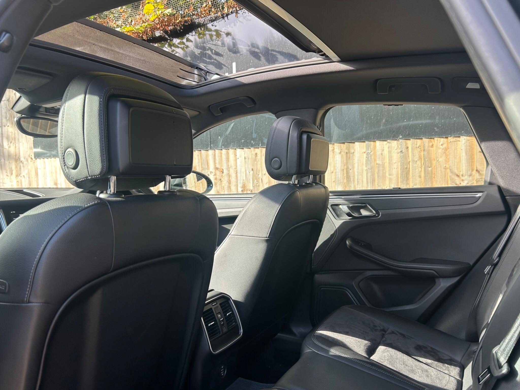 Porsche Macan view 25
