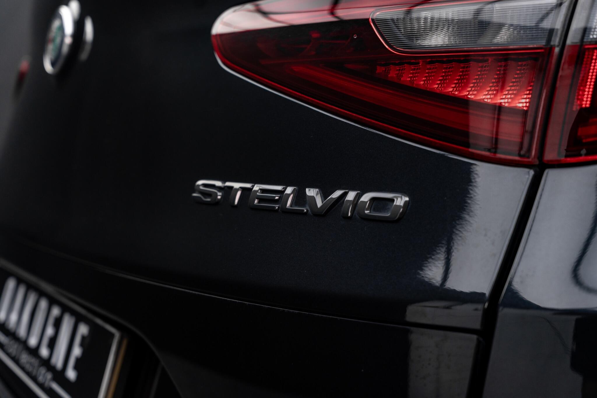 Alfa Romeo Stelvio view 45
