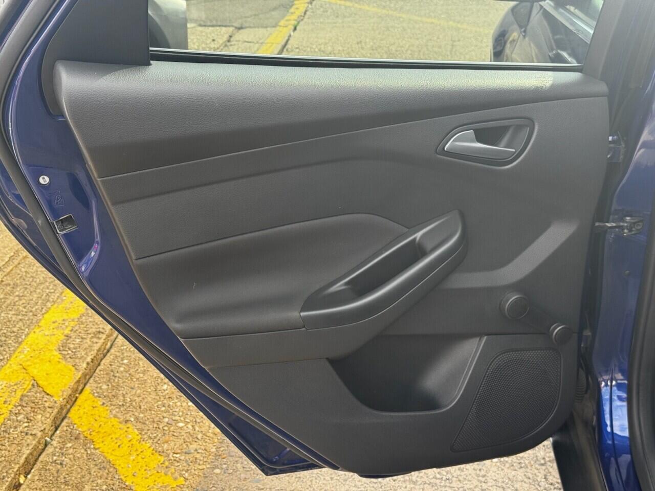Ford Focus view 29