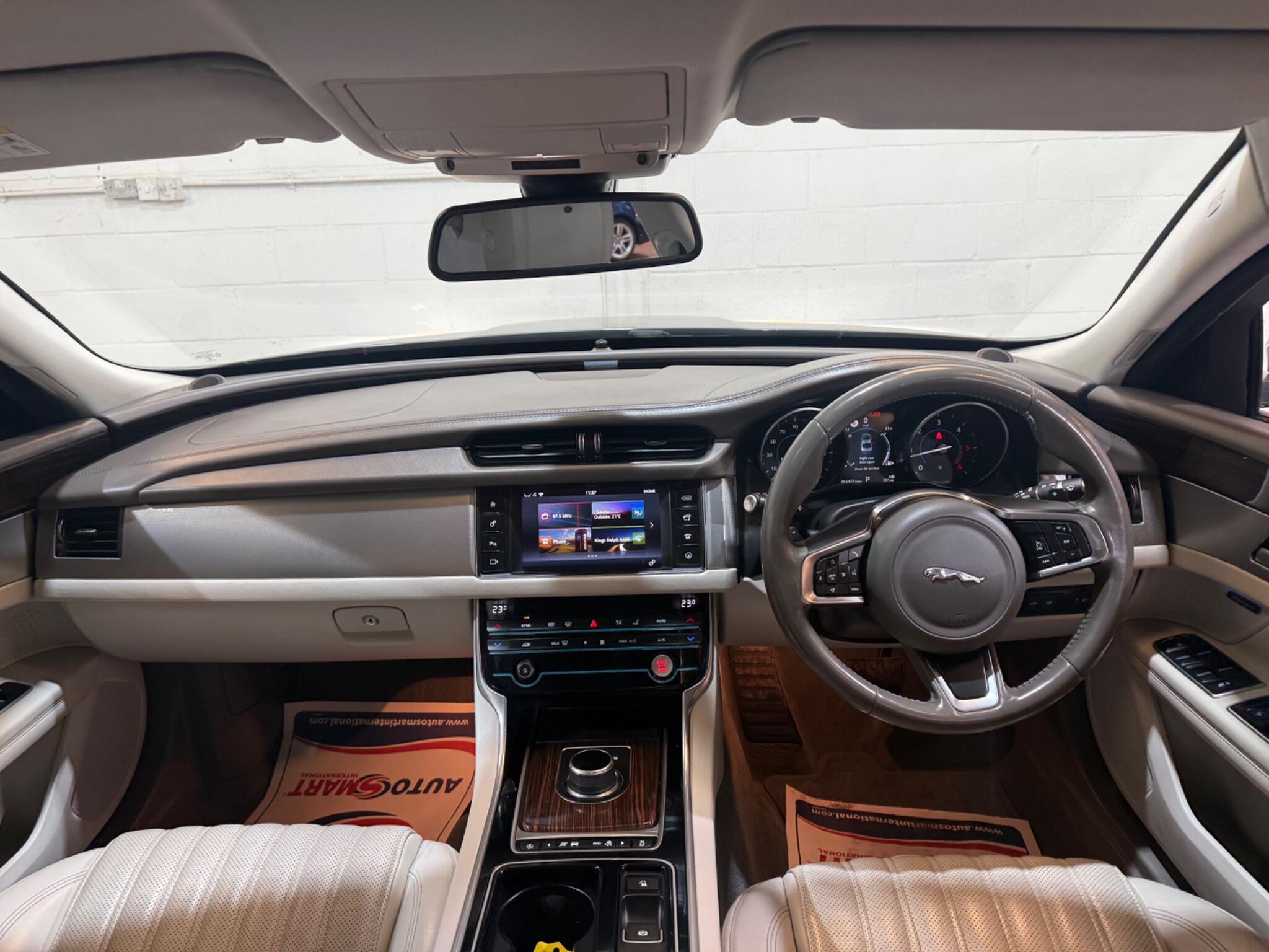 Jaguar XF view 17