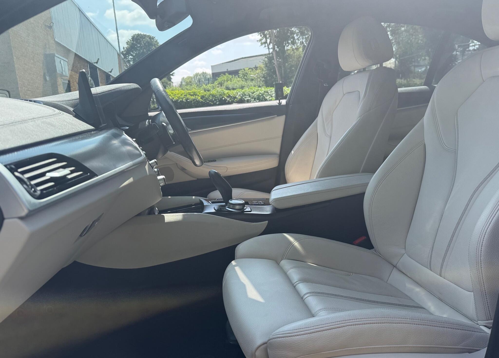 BMW 5 Series view 11