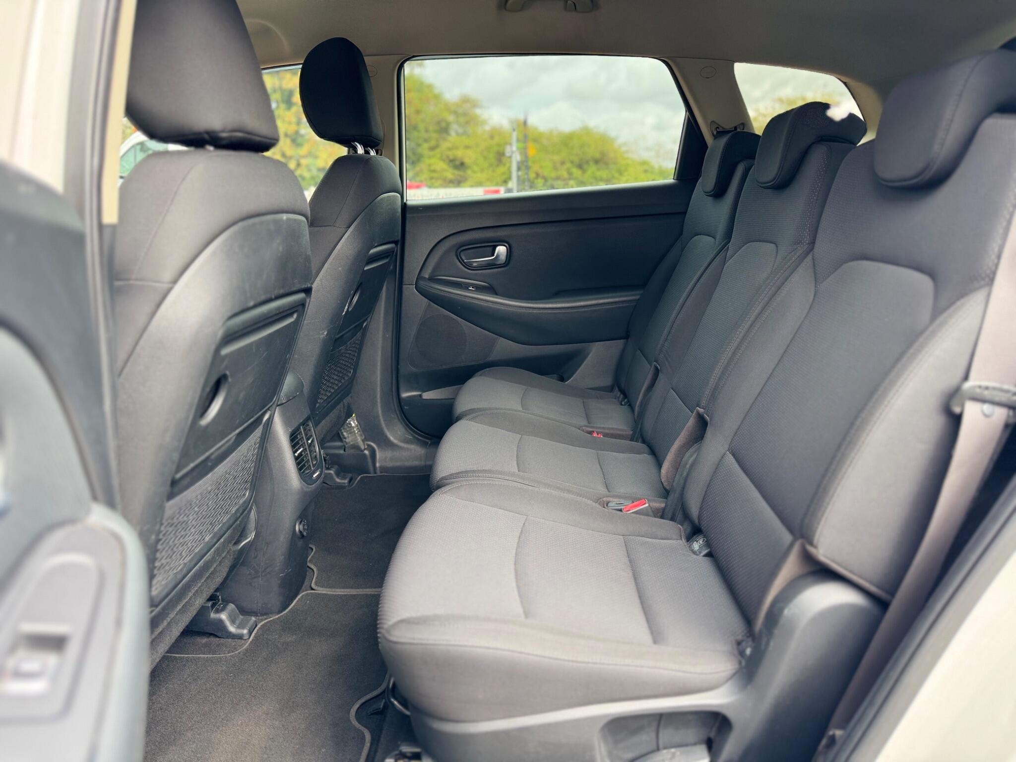 Kia Carens view 24