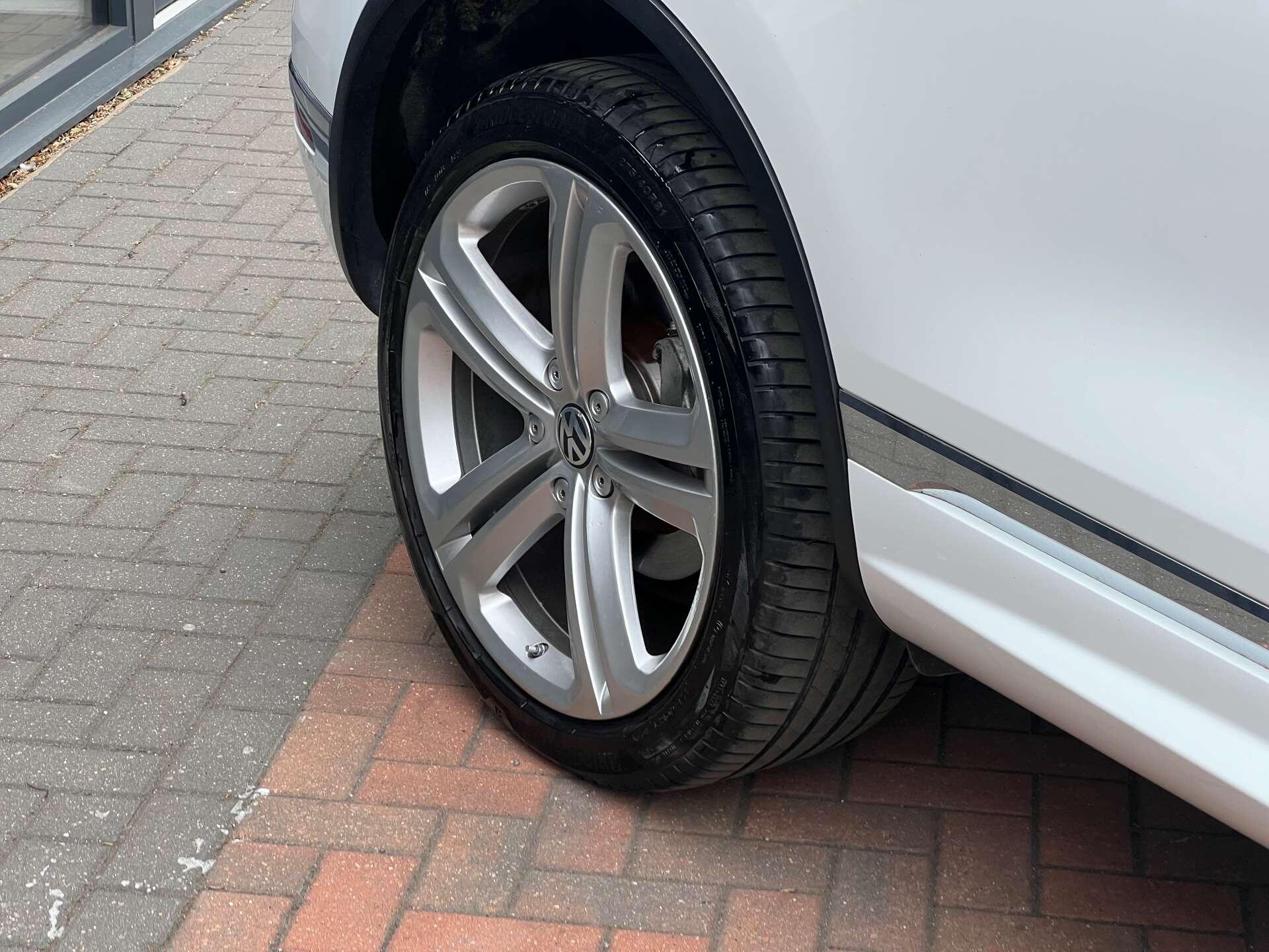 Volkswagen Touareg view 45