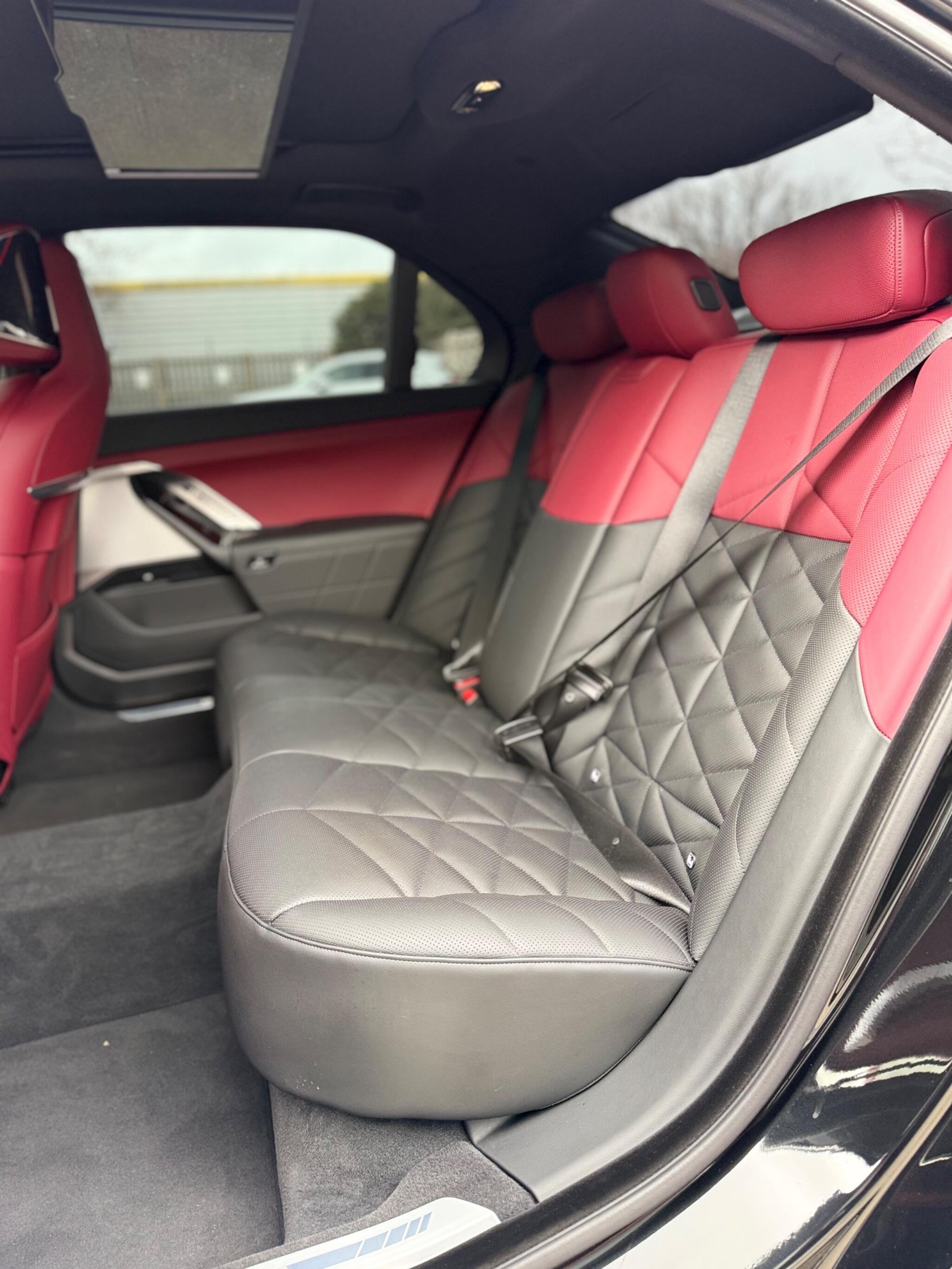 BMW 7 Series view 14
