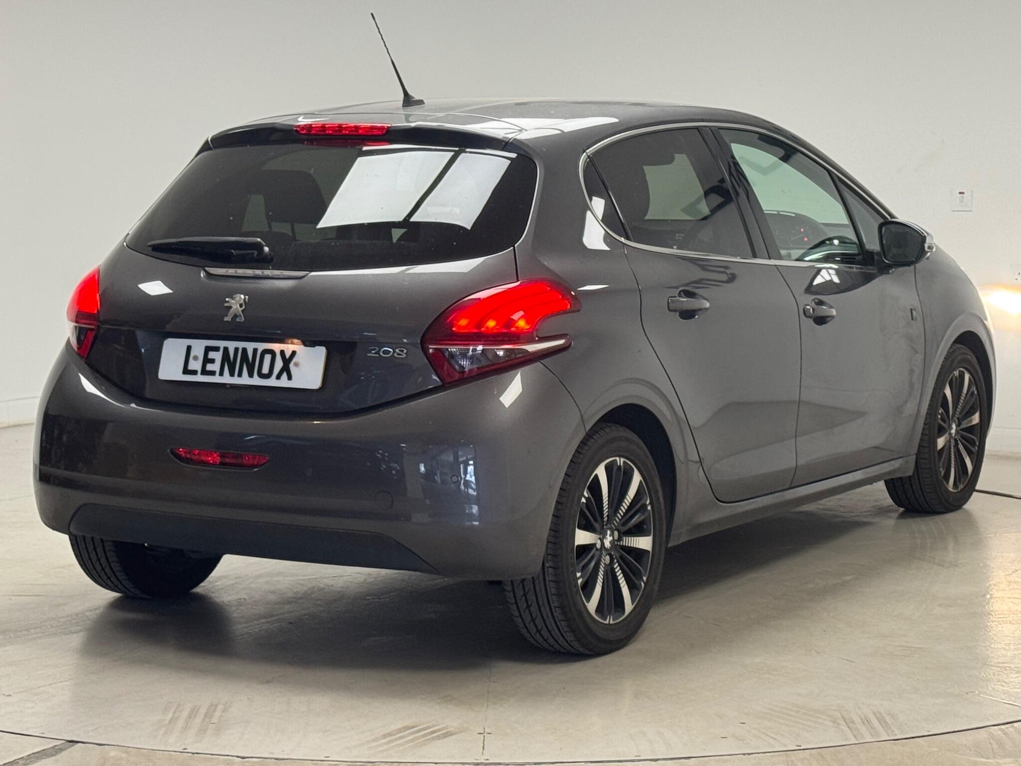 Peugeot 208 view 6