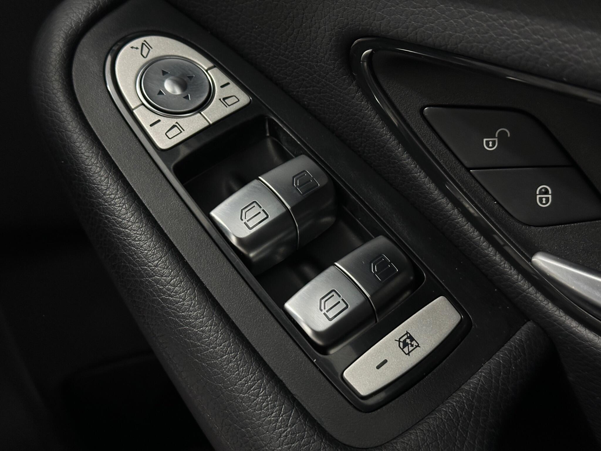 Mercedes-Benz C-Class view 19